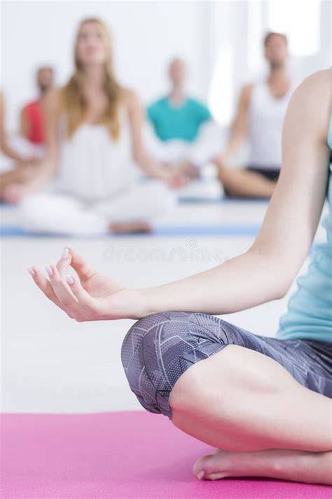Immagine di persona che medita con focus sul respiro