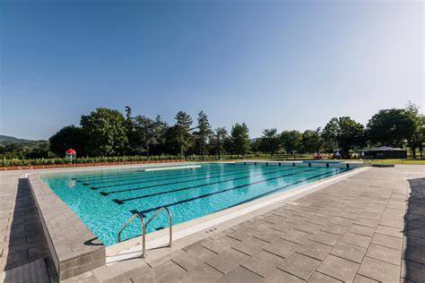 Foto esterna o interna di una piscina comunale moderna