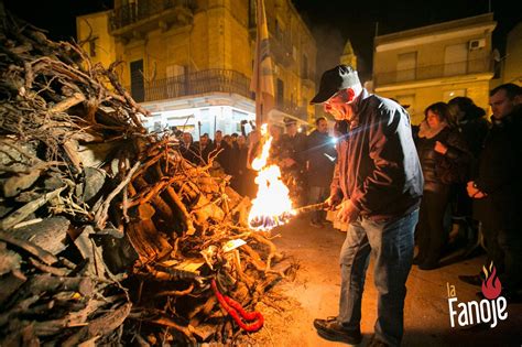 Persone radunate attorno al fuoco della Fanoje a Capurso