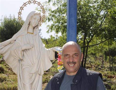 Foto di Paolo Brosio a Medjugorje con sfondo del santuario o di uno dei progetti di costruzione