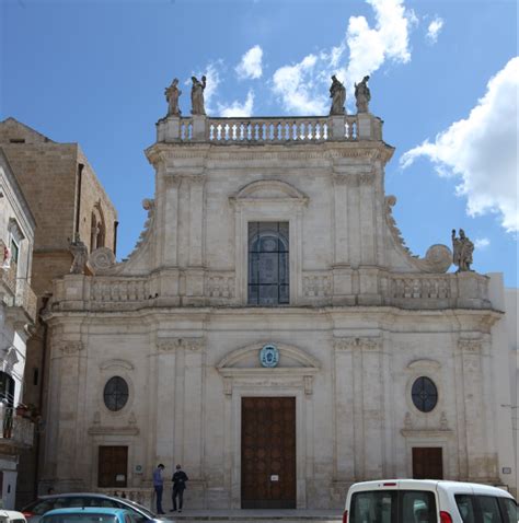 Foto storica della facciata della Cattedrale di Castellaneta dopo i recenti lavori di restauro.