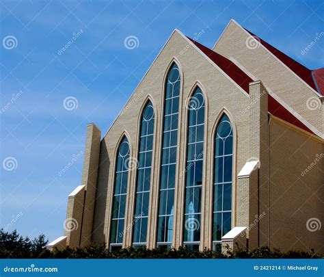 immagine di una chiesa moderna con luci stroboscopiche e un predicatore sul palco, metafora della spettacolarizzazione della fede