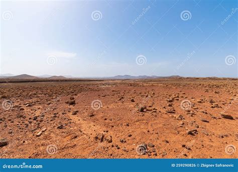 Fotografia di un paesaggio desertico con un eremo.