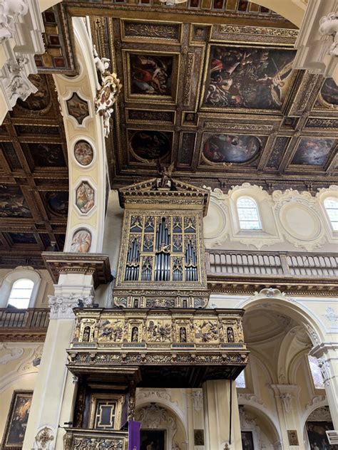 Interno della Collegiata di Solofra con opere d'arte e architettura