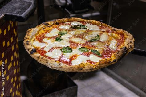 Foto tematica di una pizza napoletana appena sfornata