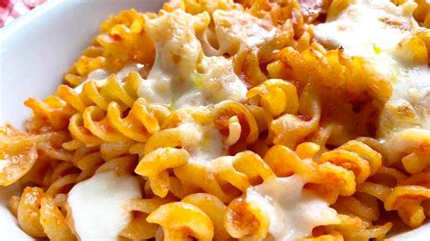 Piatti tipici cilentani: mozzarella di bufala, fusilli e pastiera