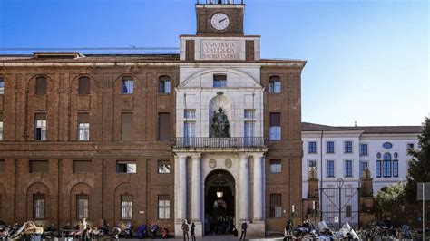 Facciata storica dell'Università Cattolica del Sacro Cuore a Milano