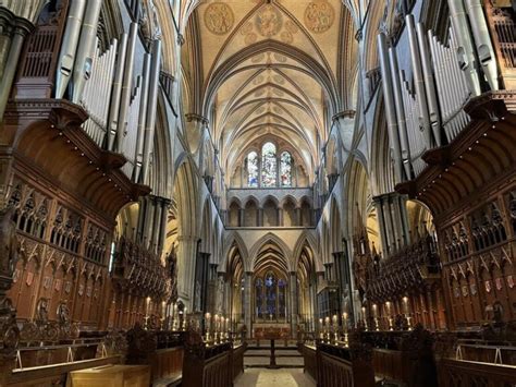 Interno della Cattedrale di Salisbury con la Magna Carta in esposizione
