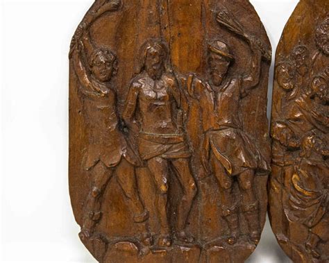 Foto ravvicinata di una formella in legno intagliato raffigurante la Flagellazione
