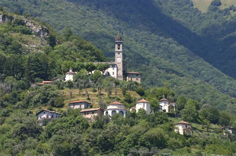 Vista panoramica del Santuario di Ossuccio con il lago e l'isola Comacina