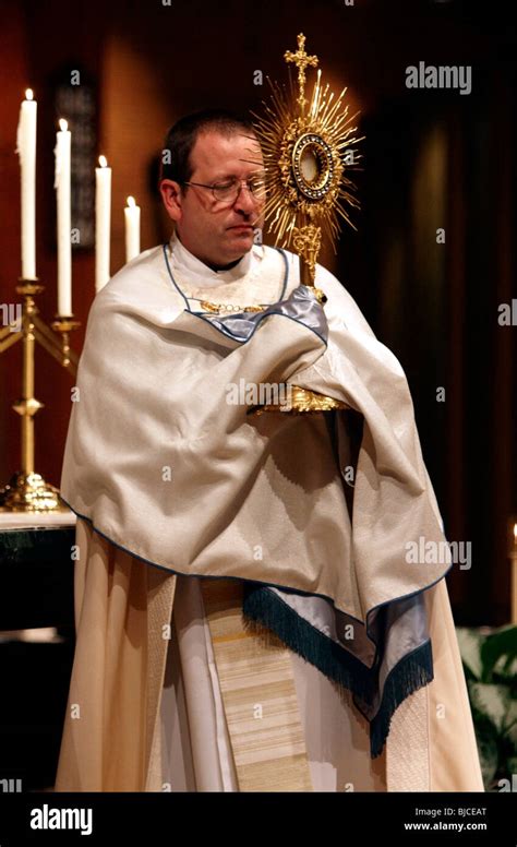 sacerdote che celebra l'Eucaristia