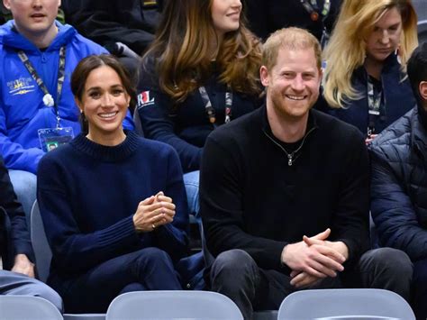 Una foto di Meghan Markle e il Principe Harry durante un evento ufficiale, che mostra la loro interazione con il pubblico e il loro stile distintivo.