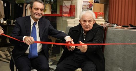 Foto di don Antonio Mazzi sorridente, con un gruppo di giovani.