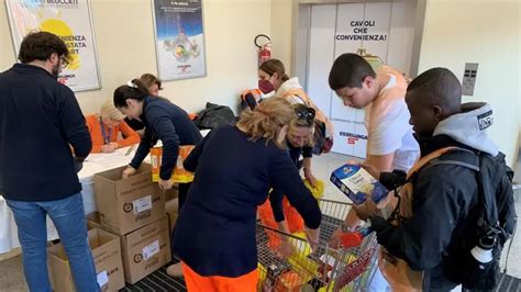 Volontari impegnati nella raccolta alimentare con scatole di cibo