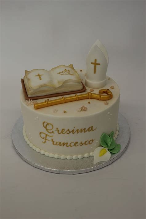 torta della Cresima con decorazioni semplici ed eleganti