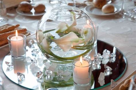 centrotavola floreale con candele e simboli sacri