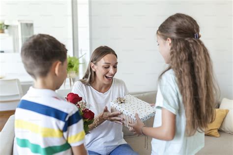 foto di bambini che regalano fiori alla madre