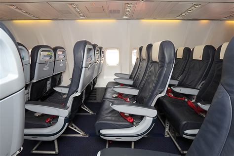 Foto interni aereo Albastar con sedili e carrello del catering