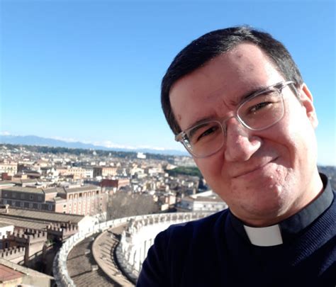 Foto di Don Filippo Bonasera, magari sorridente, in un contesto di comunità.