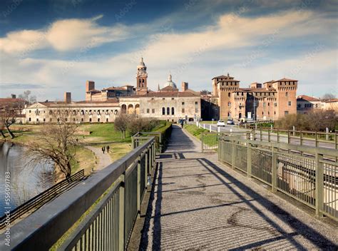 Foto della rotatoria del ponte di San Giorgio a Mantova, dove è avvenuto l'incidente.