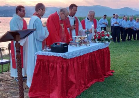 Foto di Don Oliviero Bruscagin in un contesto ecclesiastico, magari durante una funzione.