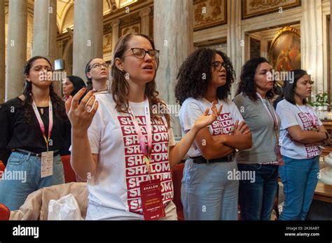 Un gruppo di giovani in riflessione durante una celebrazione penitenziale