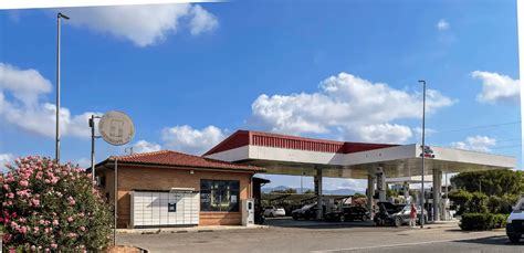 Segnaletica e struttura di un distributore di carburante Esso
