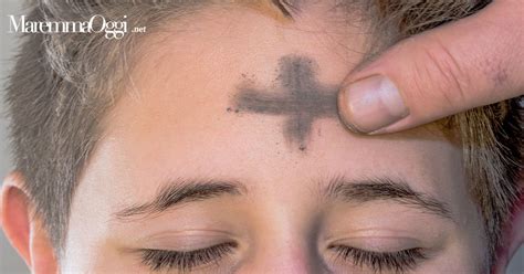 Una mano che impone le ceneri sulla fronte di una persona, simbolo dell'inizio della Quaresima.