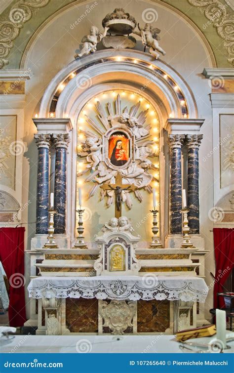 Tabernacolo a muro in una chiesa antica, con dettagli decorativi