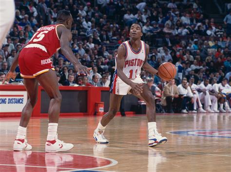 Isiah Thomas con la maglia dei Detroit Pistons in azione
