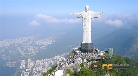 Foto panoramica del Cristo Redentore a Rio de Janeiro con la città sullo sfondo