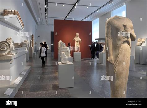 illustrazione di vari oggetti o scene che rappresentano i sostantivi elencati, come un museo, un trofeo, il Colosseo