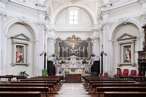 Interno della Basilica di Santa Maria Assunta a Castel di Sangro, con navate e cupole barocche