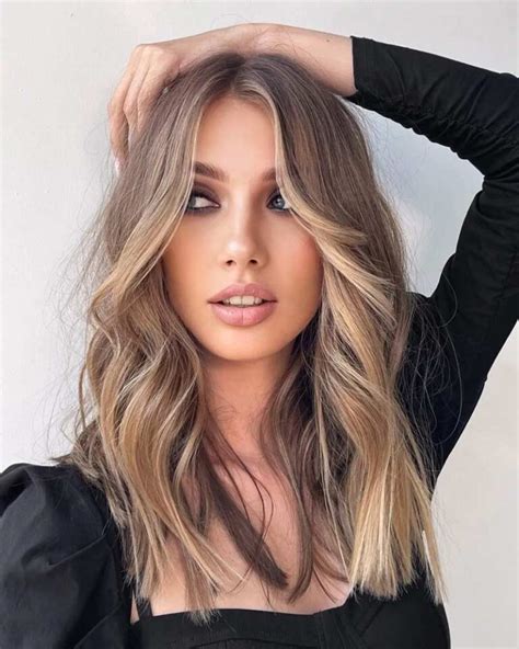 Donna con capelli biondo scuro con riflessi naturali