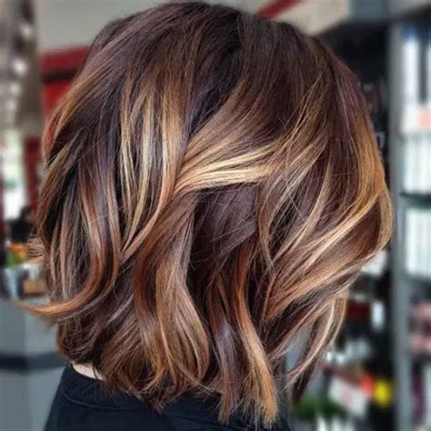 Esempio di capelli biondo scuro dorato con riflessi caramello