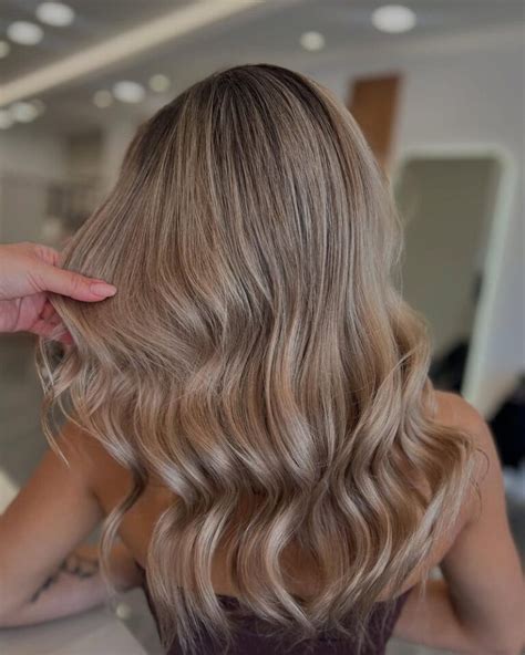 Capelli biondo scuro cenere con sottotoni freddi