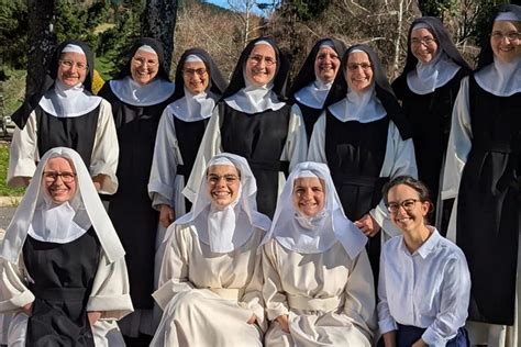 Foto di monache cistercensi in preghiera
