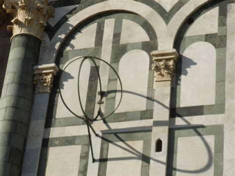 Sfera armillare e meridiana sulla facciata di Santa Maria Novella a Firenze