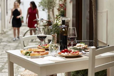 Tavola imbandita con pane e vino, sullo sfondo una croce