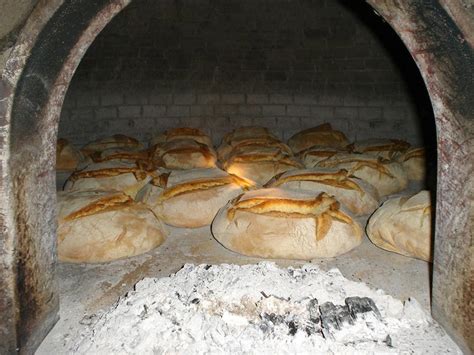 Antico forno a legna mentre cuoce il pane