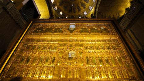 Immagine dell'Altare Maggiore e della Pala d'Oro nella Basilica di San Marco