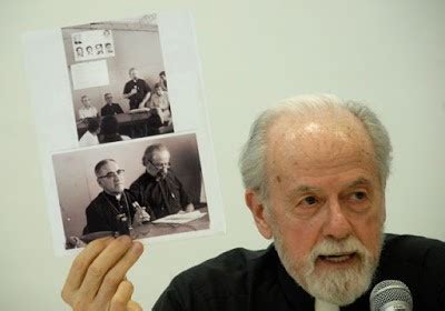 Ricostruzione del momento dell'assassinio di Monsignor Romero durante la Messa