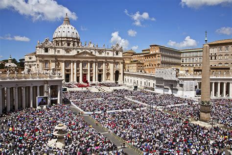 Vista panoramica di una folla di giovani a Roma durante il Giubileo del 2000, con la Basilica di San Pietro sullo sfondo.