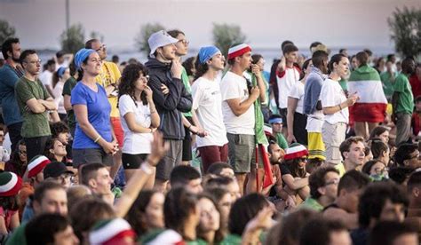 Giovani che partecipano a una Via Crucis per le strade di Roma durante il Giubileo del 2000.