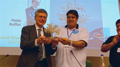 Ritratto di Paolo Ruffini mentre riceve il premio
