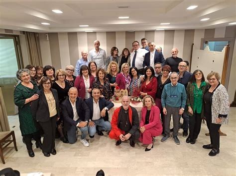 ragazzi e genitori che festeggiano all'aperto con giochi e preghiera