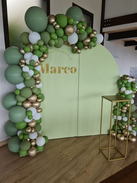 Composizioni di palloncini a tema Cresima nei colori bianco, oro e verde salvia