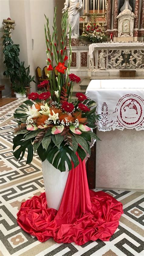 Decorazione floreale sobria per l'altare di una chiesa in occasione di una Cresima