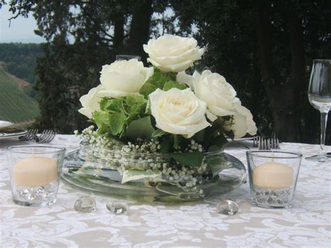 Tavolo elegante per Cresima con candele e fiori bianchi