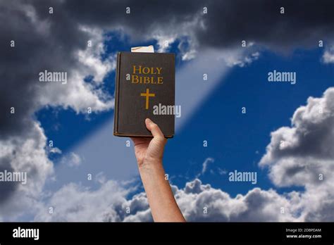 apertura di una Bibbia con un raggio di luce
